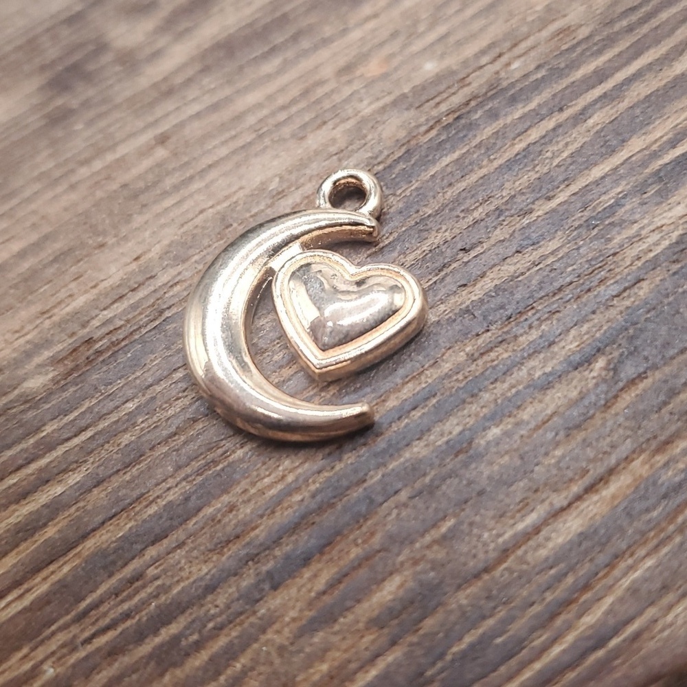 3/$20 P107‎ moon and heart loves eternal bliss pendant charm